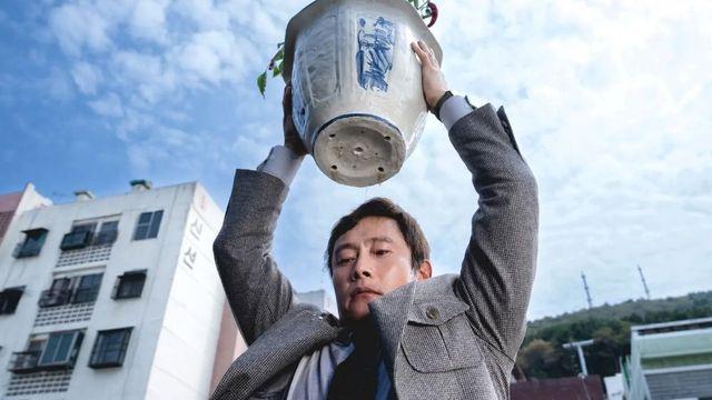 박찬욱 감독, 신기록 쓰며 박스오피스 접수…’어쩔수가없다’ 개봉 첫날 33만 관객 돌파