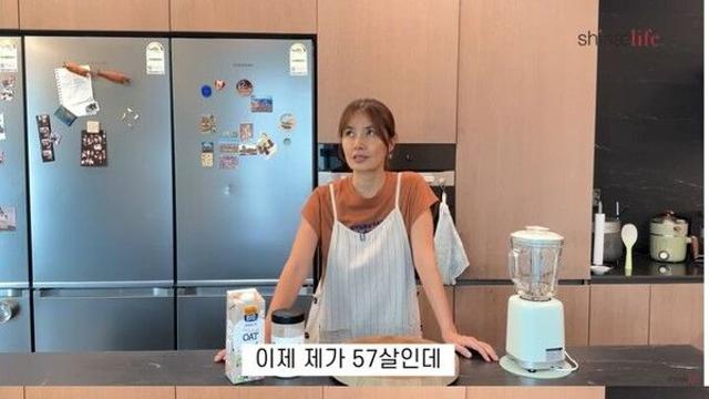 57세 신애라 