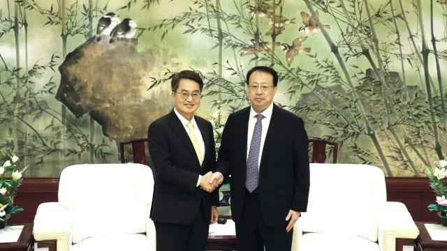 김동연, 중국 경제수도로 경제지평 넓혔다…상하이 시장 만나 업무협약