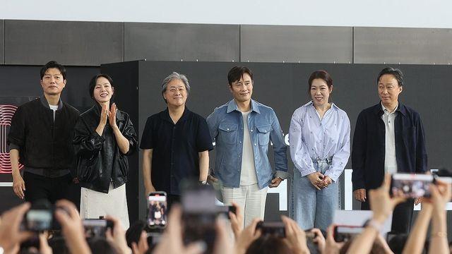 '어쩔수가없다' 개봉 첫날 33만명 관람…박스오피스 1위