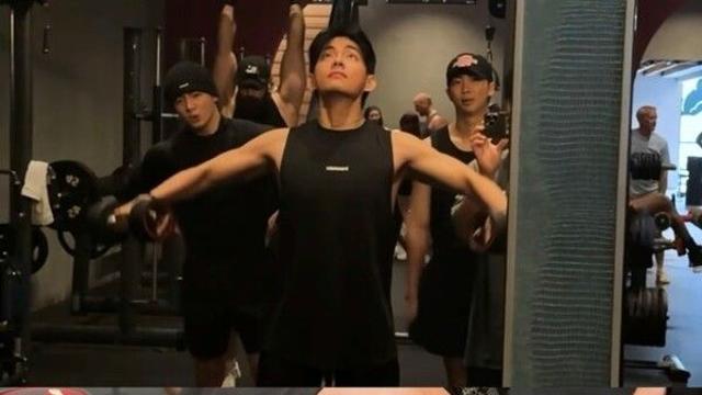 방탄소년단 뷔, 근육질 몸매로 '벌크업'…헬스 트레이너와 LA서 포착
