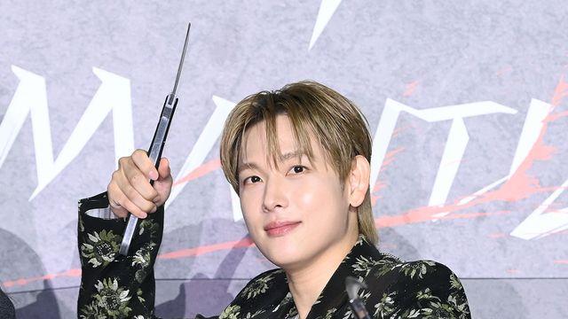 임시완, 꽃무늬 수트로 등장 