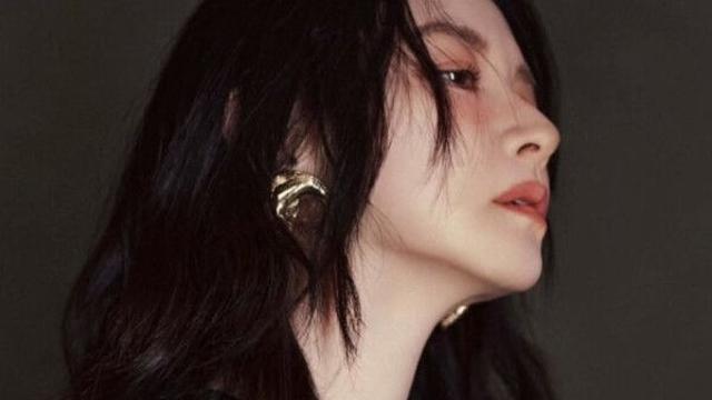 54세 이영애, 세월 비껴간 미모…고혹적인 표정
