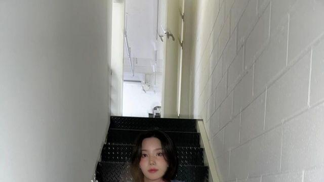 가을 룩에 반전을 더하는 법, 권은비·나나·효민의 스터드 포인트 스타일링