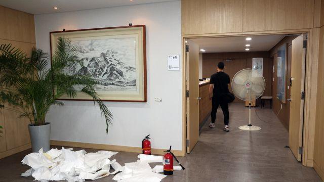 고용노동부 찾아가 인화물질 뿌린 50대, 경찰 체포