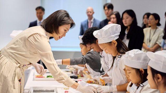 김혜경 여사, 동포 어린들과 김밥 만들며 한식 뿌리 전해