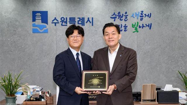 미국 아리조나한인회, 이재준 수원시장에 감사패 전달
