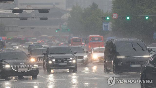 [내일날씨] 흐리고 곳곳 비…남부·제주 최고체감온도 31도 더위