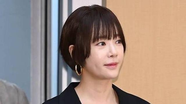 '43억 횡령' 황정음, 1심서 징역 2년·집유 4년 