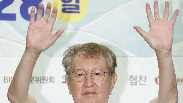 한국 코미디계의 큰 별이 졌다... 타계한 개그맨 전유성은 누구