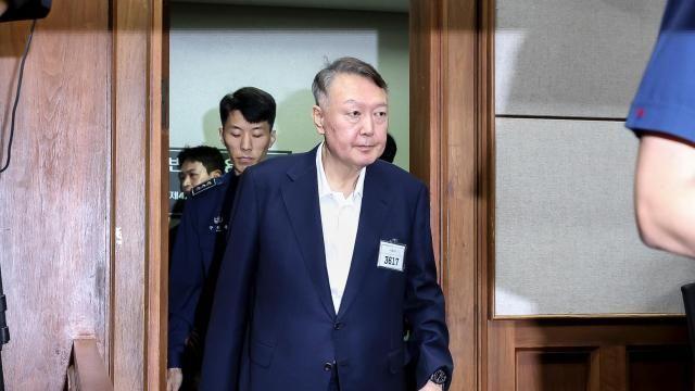 尹锡悦就独检组公诉案出庭受审 全盘否认各项指控