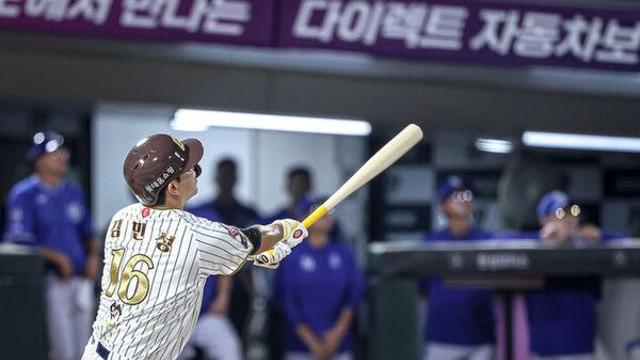 롯데, 삼성 10-9로 꺾고 PS 희망 살려…김민성, 8회 역전 만루포