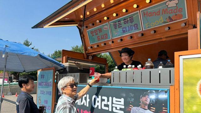 SSG 김광현, 구단 관계자 100여 명 위해 커피차 선물