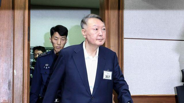 尹, 85일 만에 법정 출석…흰머리에 수척·수용번호 3617 배지