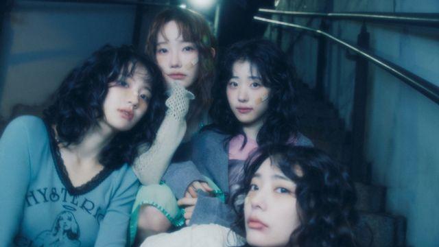 QWER 응원봉, 더보이즈 응원봉과 유사 논란… “법적 대응” vs “저작권 문제 없다” [종합]