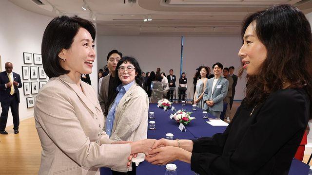 뉴욕서 청년 예술인 만난 金여사 