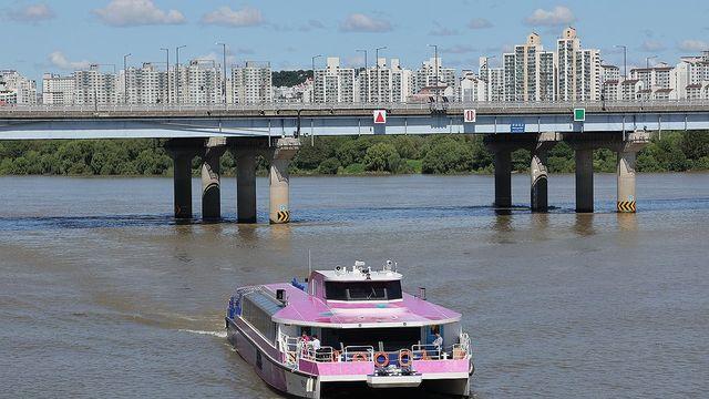 마곡→잠실 한강버스 방향타 이상으로 회항…승객 70명 하선(종합)