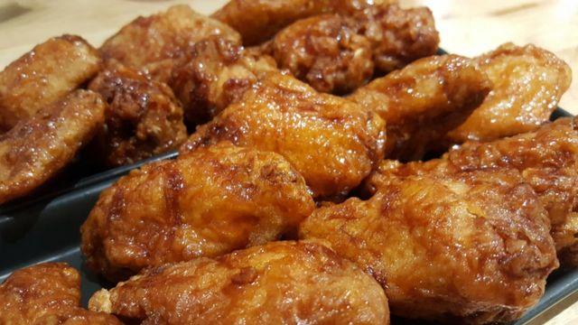 BBQ, 교촌 아니었다...한국인이 만족한 치킨 브랜드 1위 차지한 '의외의 치킨'