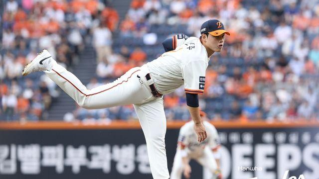 한화 문동주, 1회도 넘기지 못하고 강판…⅔이닝 6실점