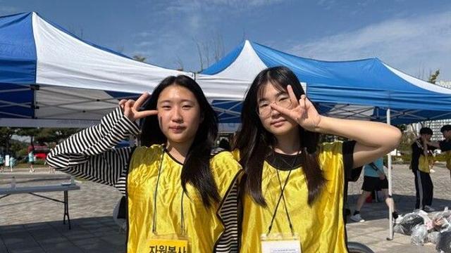 뉴시스 바다마라톤서 땀 흘린 중학생 자원봉사자들…