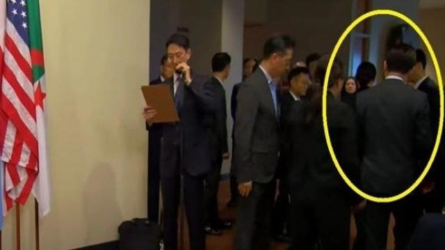 통역 중 자리 뜬 李대통령…이준석 