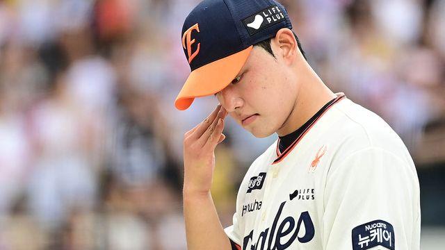 '충격 강판' 문동주에게 무슨 일이? 1이닝 못 버티고 6실점 교체…직구도 변화구도 안 통했다 [대전 라이브]