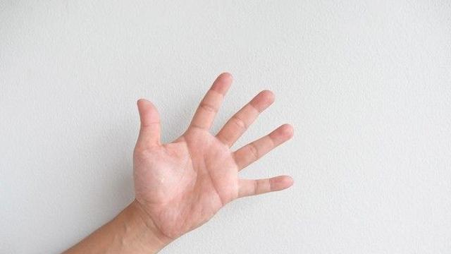 무리한 손 사용이 부른 '손목건초염'...증상과 치료법은?