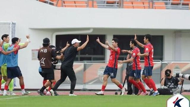 '이동경 1골 1도움' 김천, 10명 뛴 포항 2-0 꺾고 파이널A 확정