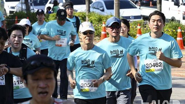 '바다마라톤 대회 참가' 홍선근 뉴시스 회장 
