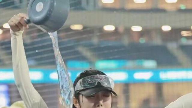 치어리더 김수현, 물에 젖어 드러난 아찔한 몸매…흠뻑