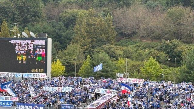 [K리그2 현장메모] 아산까지 모인 ‘3,077명’ 수원 팬들...“베짱이 위한 응원 없다” 강력한 메시지