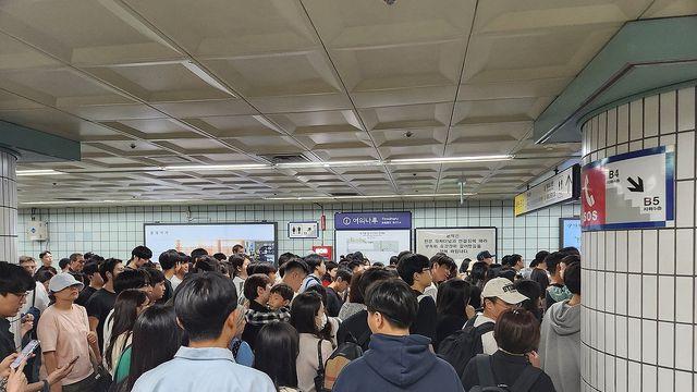 서울불꽃축제 인파 몰려 5호선 여의나루역 무정차 통과
