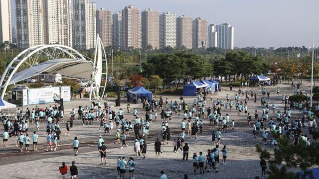 바다 따라 커플·가족 함께 달린다…'뉴시스 바다 마라톤' 개막