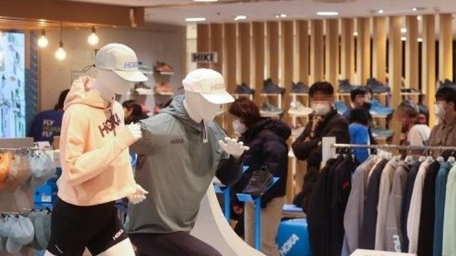 '옷이 팔린다' 소비심리 꿈틀…백화점, 3분기 '깜짝실적' 기대