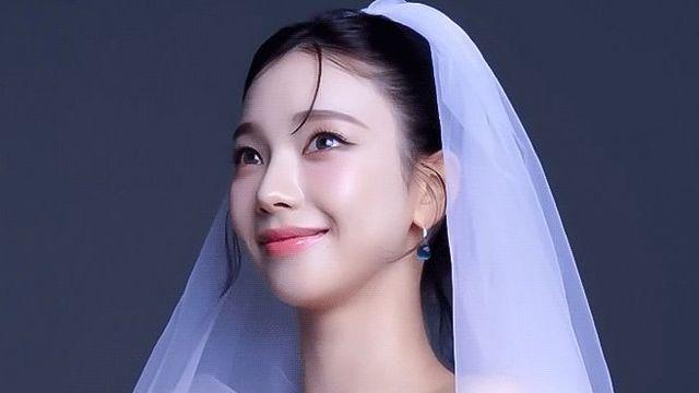 면사포 들어올리며 웃는 카리나