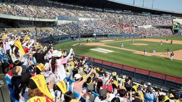 ‘야구, 좋아하시나요?’ 2025 프로야구, 국내 스포츠 최초 단일 시즌 관중 1200만명 돌파
