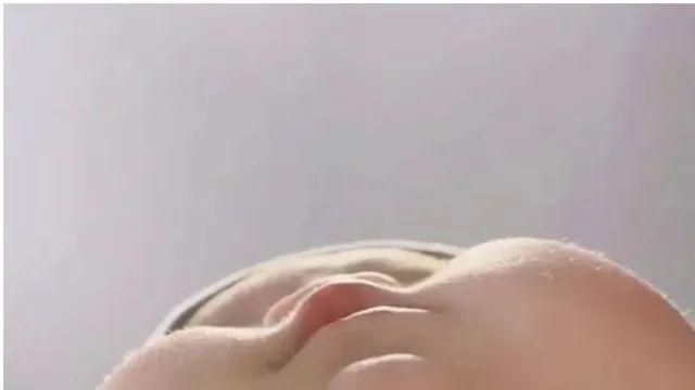 밑에서 바라본 아기_흐뭇한 샷,,