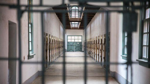 입에 샴푸 짜 넣고 호스 물 '콸콸' …구치소 가혹행위 20대들 결국