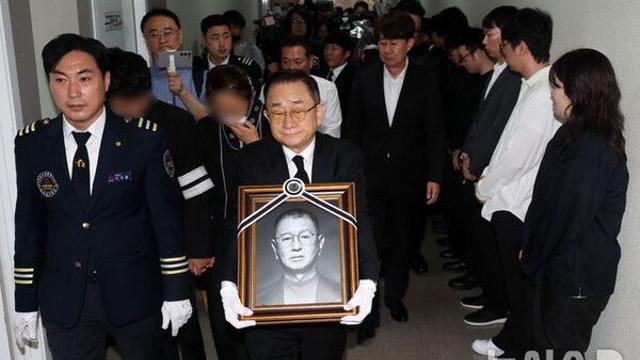 '개그계 대부' 전유성, 후배들 눈물 속 영면…
