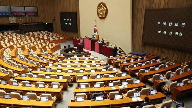 與, 필리버스터 강제 종료 후 '국회증언감정법' 처리…국힘, 4박5일 필버 마무리