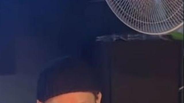 박유천, 생일 케이크 들고 환한 미소... 팔 문신·머리숱 눈길