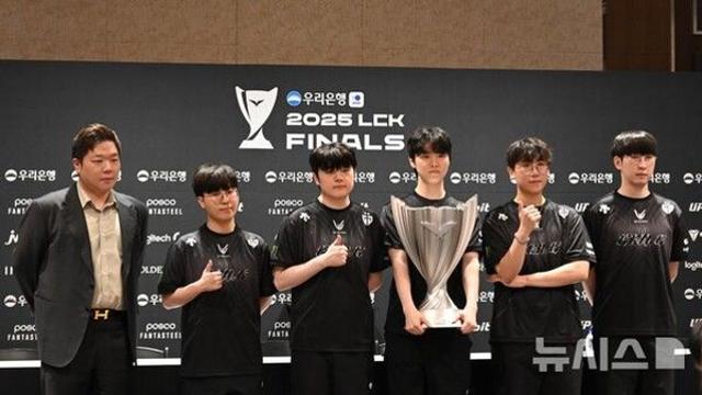 LCK 제패한 젠지, 이젠 롤드컵 정조준…”팬들과 꼭 웃겠다”