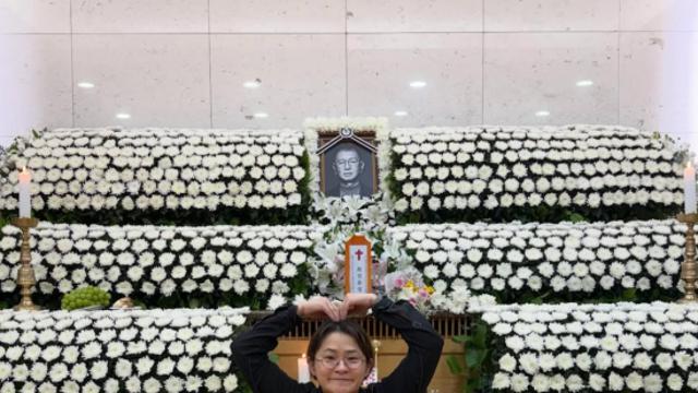 핼쑥해진 김신영, '스승' 故전유성 영정사진 앞 하트+미소 