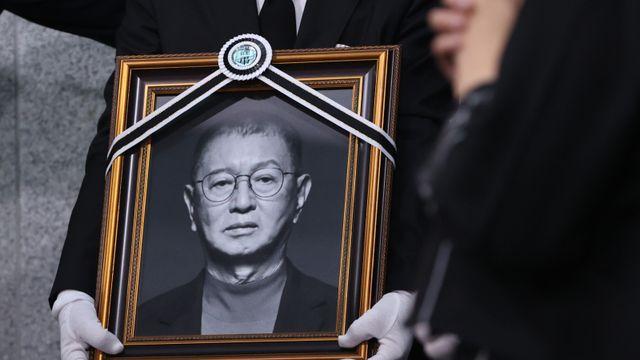 ‘개그계 대부’ 故 전유성, 후배들 눈물 속 영면… “큰 별 떠났다” [종합]