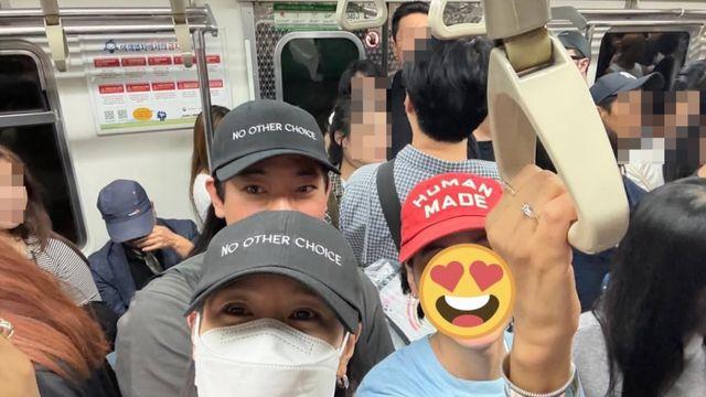 손예진, 불꽃축제 ‘지옥철’도 미소로... 지하철 퇴근 인증