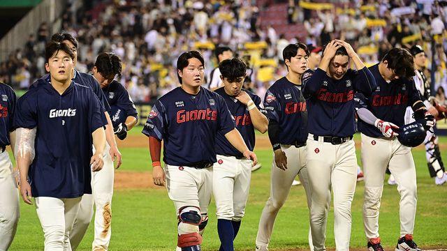 롯데 0.7% 기적은 없었다…원정팬 8회 3타점 싹쓸이타 허용에 '우르르' 자리 떴다→8년 연속 PS 진출 실패 [잠실 현장]