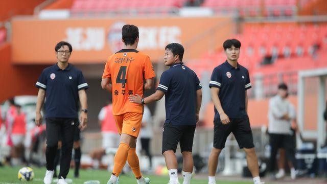 ‘김학범 사퇴’에도 반전은 없었다! ‘대행 체제’ 제주, 4명 퇴장+4연패+8G 무승 수렁으로…최악의 종합 악몽세트