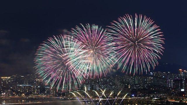 여의도 불꽃축제 사진입니다.