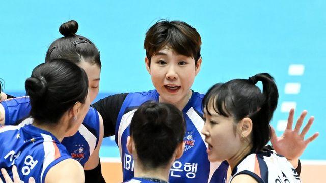 '9년 간의 기다림' IBK기업은행, 2016년 이후 첫 컵대회 우승…결승서 한국도로공사 3-1 제압 [여수:스코어]
