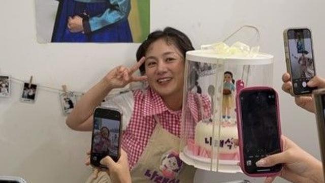 박나래, 유튜브도 대박 났다…'나래식' 1년만 8500만뷰 